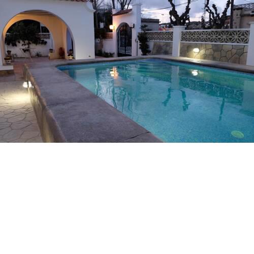 R94 Chalet con piscina privada 20m de la playa Calafell