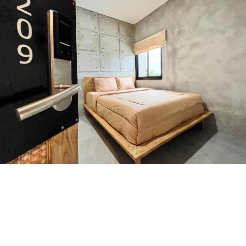 Rattanhaus R Signature