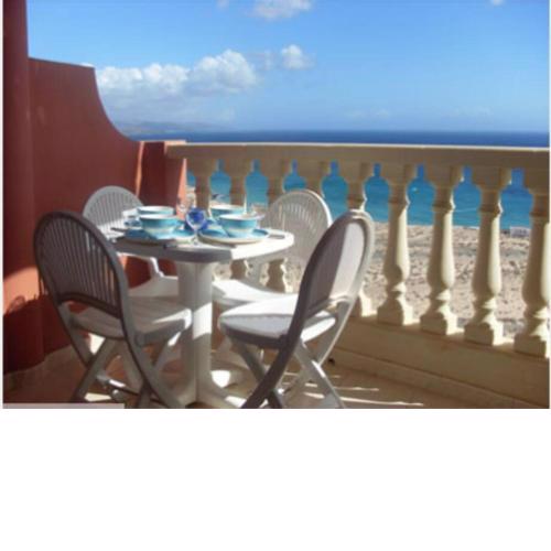 RECENTLY REFURBISHED APT WITH AMAZING OCEAN VIEWS!