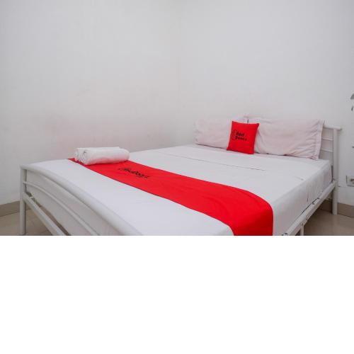 RedDoorz at Golden White House Pettarani