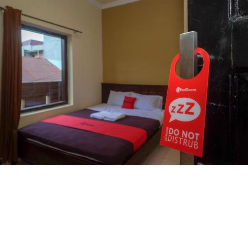 RedDoorz at Hotel Rich Parepare near Pantai Mattirotasi