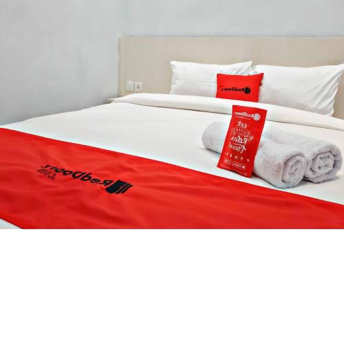 RedDoorz CBD Polonia Medan