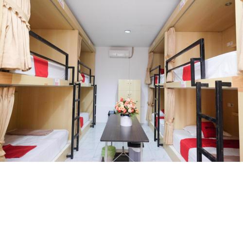 RedDoorz Hostel near Lawang Sewu Semarang