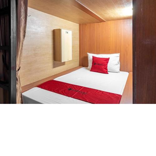 RedDoorz Hostel near LTC Glodok