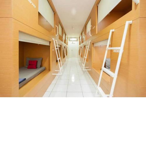 RedDoorz Hostel near Taman Puring