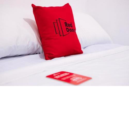 RedDoorz @ Kings Hotel near CSB Mall