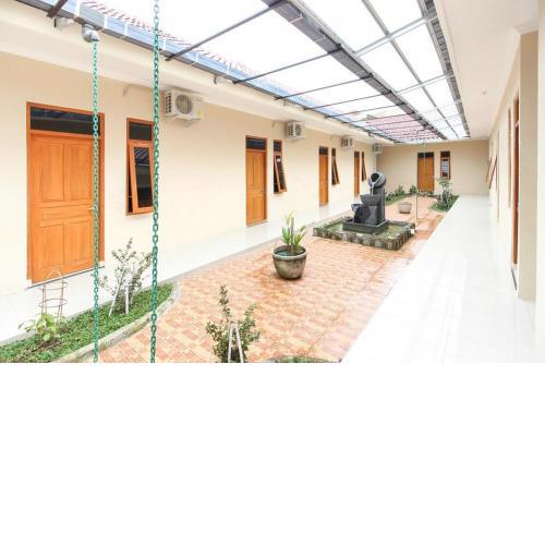 RedDoorz near Balekambang City Park