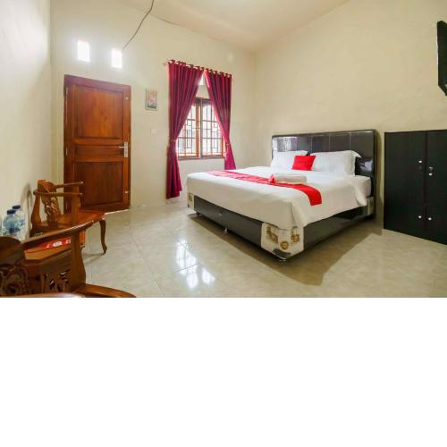 RedDoorz near Bukit Kubu Berastagi