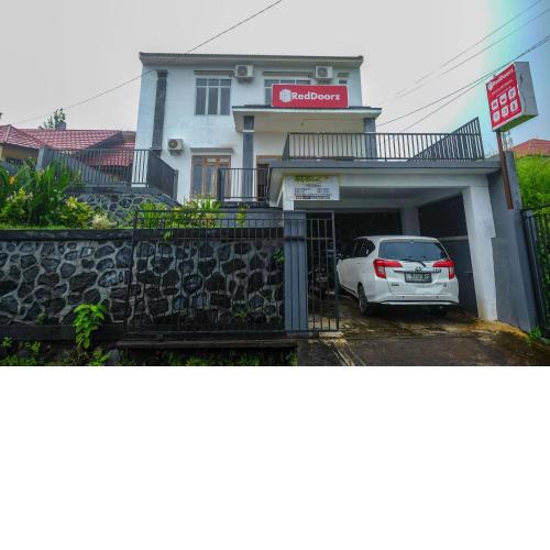RedDoorz near De La Salle Manado
