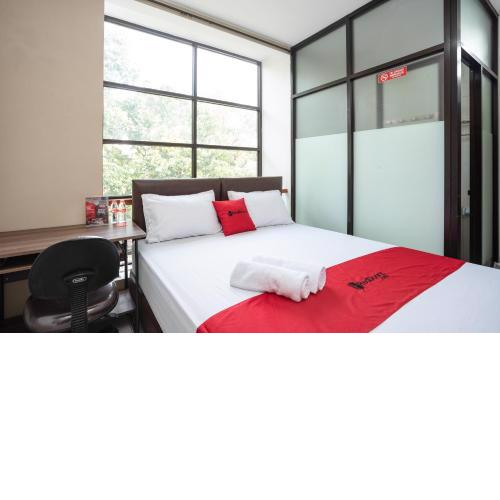 RedDoorz near Eka Hospital BSD City