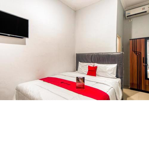 RedDoorz near Graha Cijantung Mall