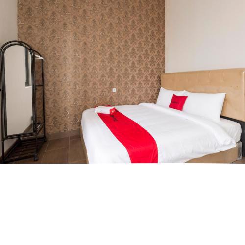 RedDoorz near Grand City Mall 2