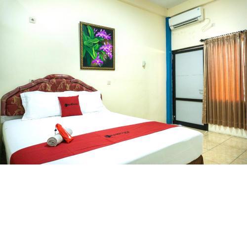 RedDoorz near H. Hasan Aroeboesman Airport