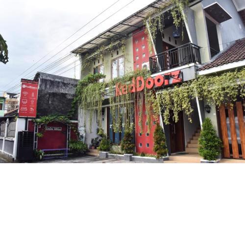 RedDoorz near Hartono Mall