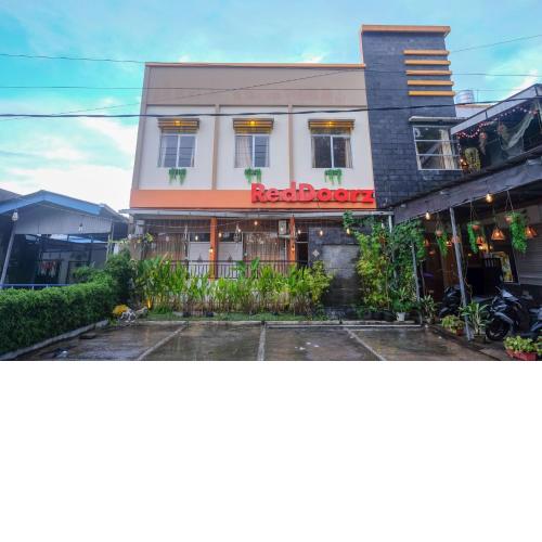 RedDoorz near Jalan Wolter Monginsidi Manado