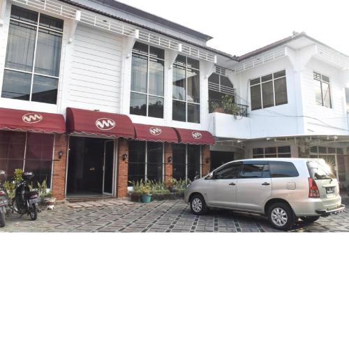 RedDoorz near Kampung Warna Warni