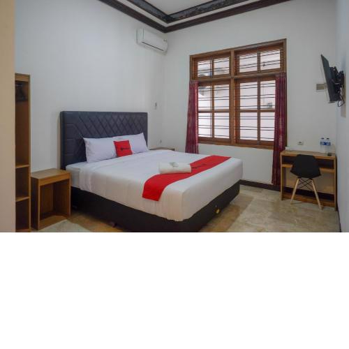 RedDoorz near Kawasan Simpang Lima Area
