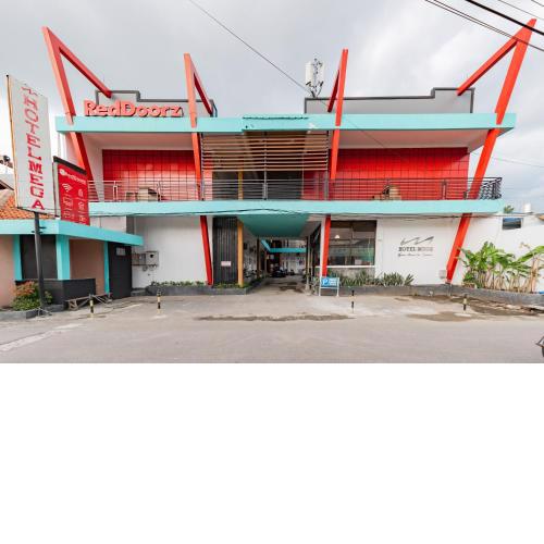 RedDoorz near Kejaksan Station Cirebon