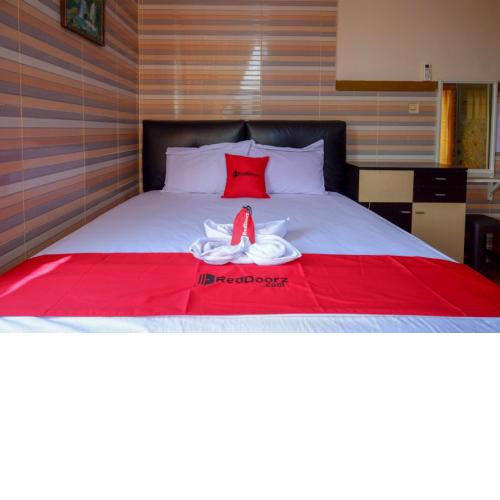 RedDoorz near Kendari Beach 2