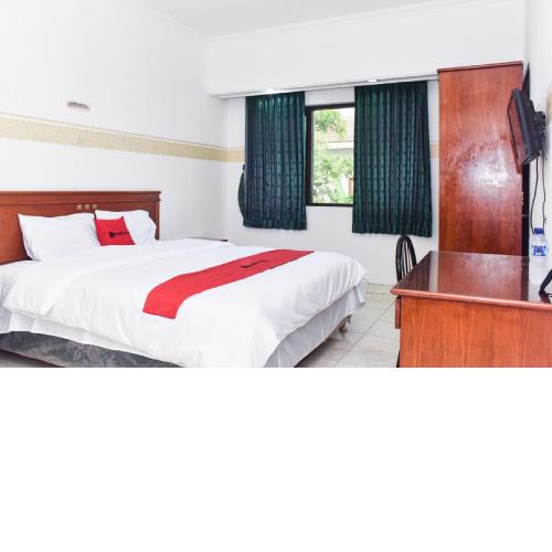 RedDoorz near Lenmarc Mall Surabaya