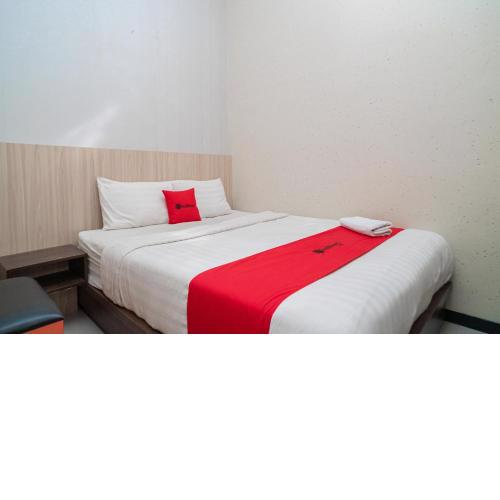 RedDoorz near Matahari Singosaren Solo