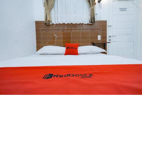 RedDoorz near Pantai Pandan Sibolga