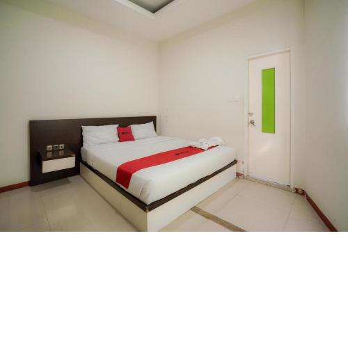 RedDoorz near Pantai Pede