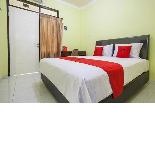 RedDoorz near Petra University 2