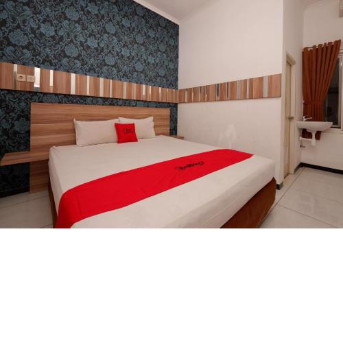 RedDoorz near Plaza Simpang Lima