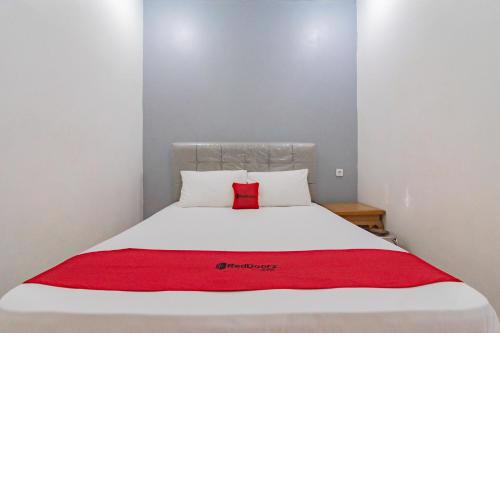RedDoorz near Prujakan Station Cirebon