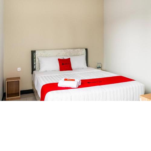 RedDoorz near Puri Indah Lippo Mall 2