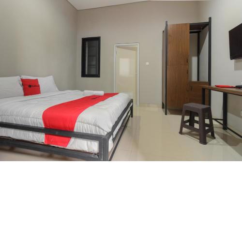 RedDoorz near Puri Indah Mall