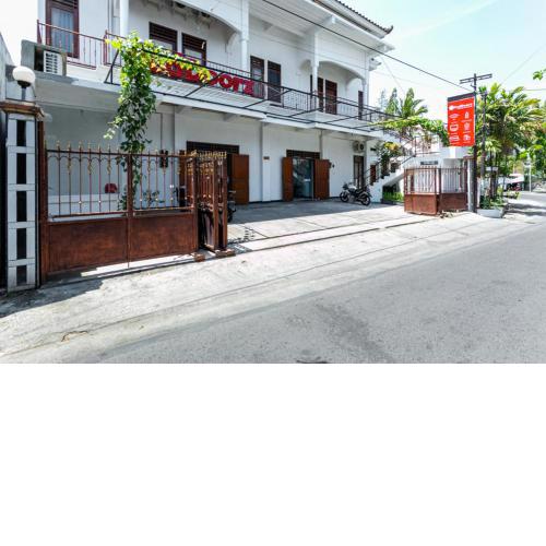 RedDoorz near Puro Mangkunegaran