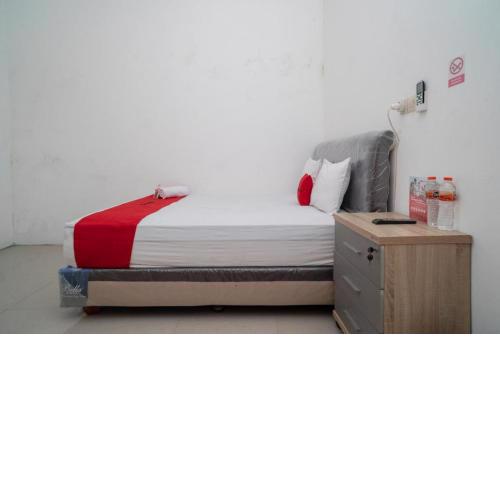 RedDoorz near RS Mitra Keluarga Waru