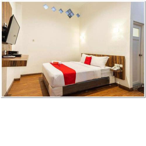 RedDoorz near RS Royal Prima Medan 2