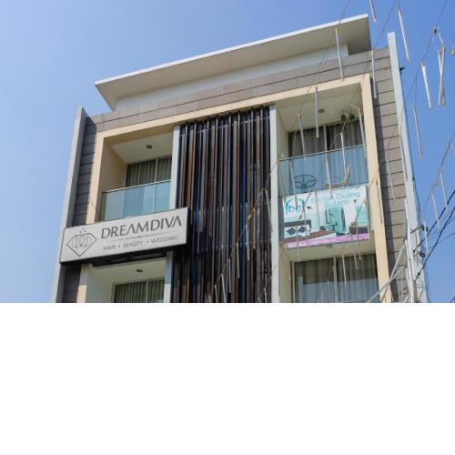 RedDoorz near Setrasari Mall 4