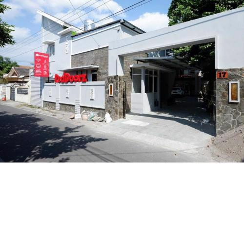 RedDoorz near Solo Square 3