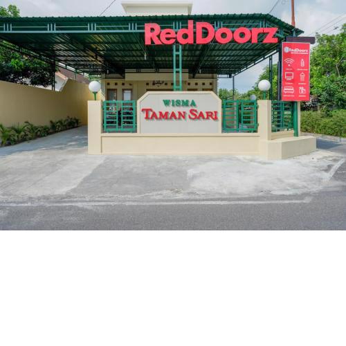 RedDoorz near Stadion 45 Karanganyar