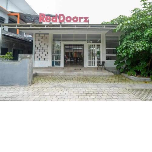 Reddoorz near Stadion Kridosono Blora
