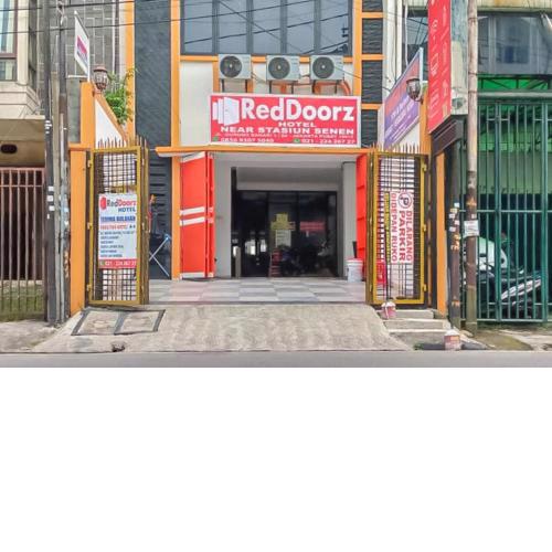 RedDoorz near Stasiun Senen