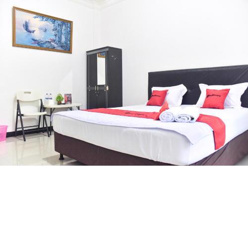 RedDoorz near Sultan Hasanuddin Airport 2
