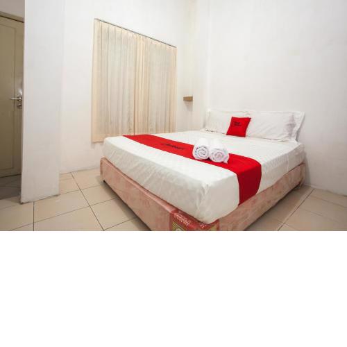 RedDoorz near Taman Bungkul