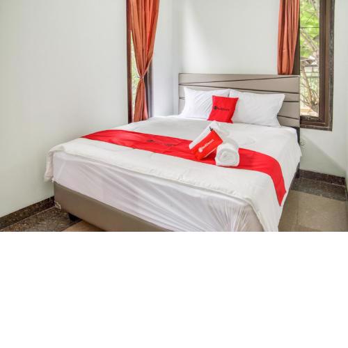 RedDoorz near Taman Mini Jakarta