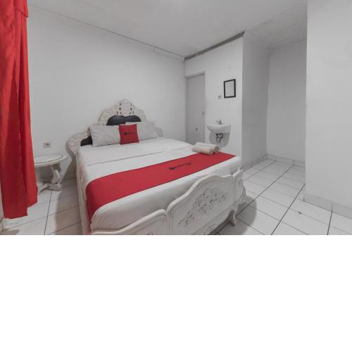 RedDoorz near Terminal Pasir Hayam Cianjur
