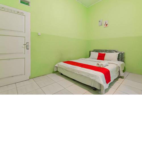 RedDoorz near Tugu Pramuka Cianjur