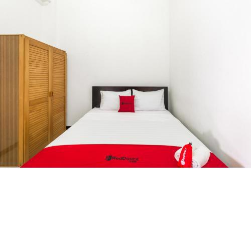 RedDoorz near Widya Mandala University
