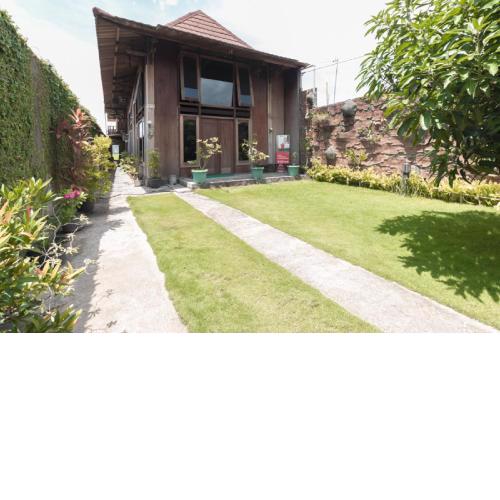 RedDoorz @ Omah Kayu Homestay