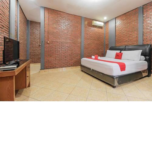RedDoorz Plus At Ampera Raya