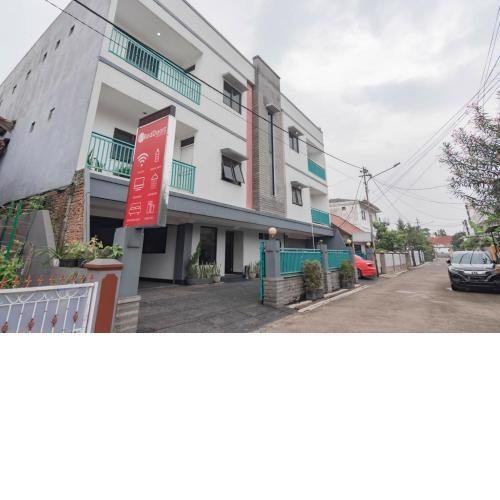 RedDoorz Plus at Buah Batu