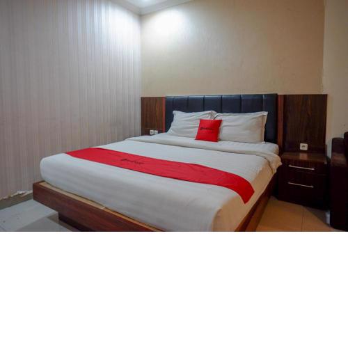 RedDoorz Plus At Grand Pacifik Hotel Makassar